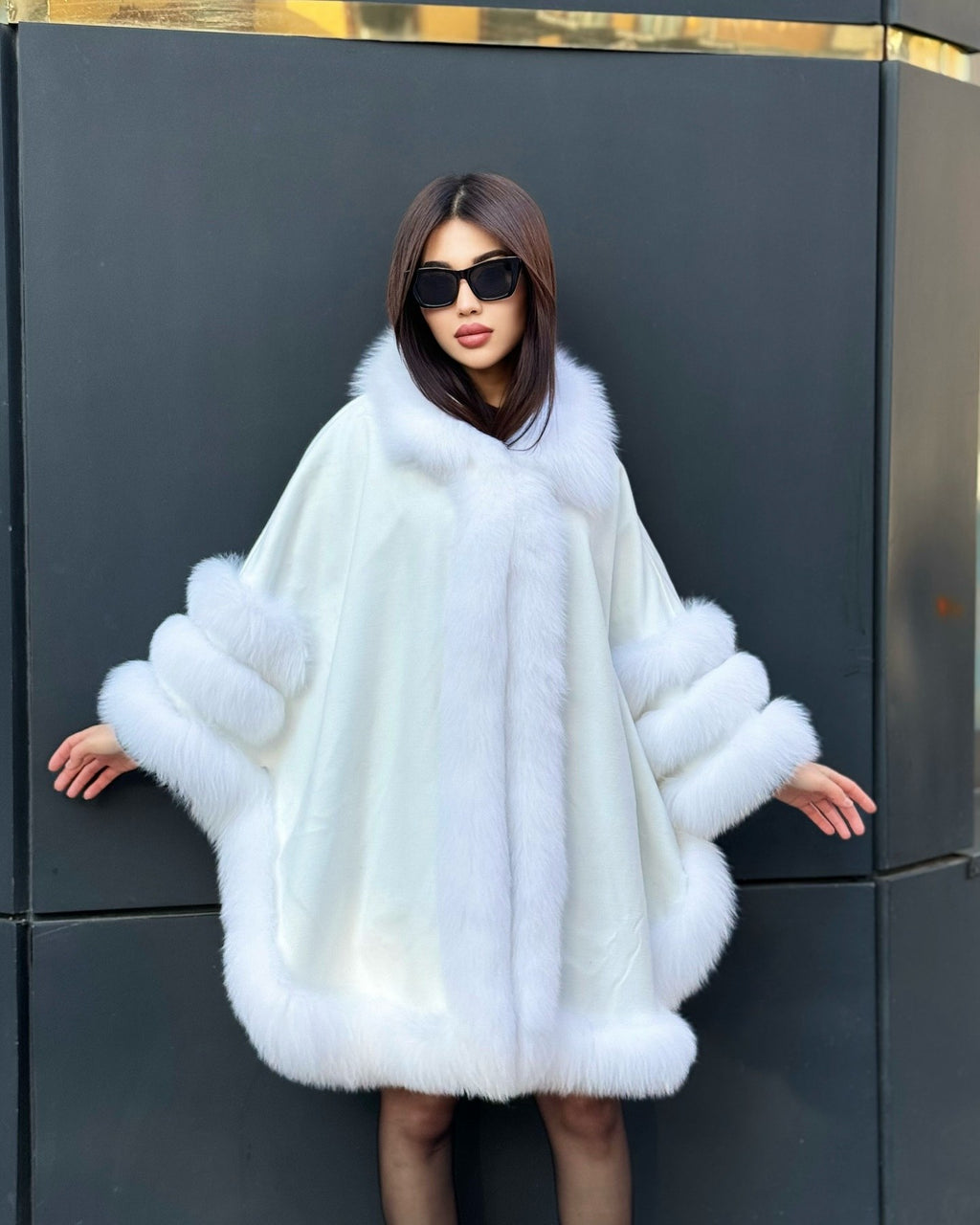 Women’s White Cashmere Cape With Genuine Fox Fur Trim